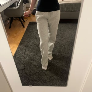 Grå mjukisbyxor - Säljer ett par bekväma grå mjukisbyxor med normal passform. Byxorna är ifrån Gina tricot och är ganska använda men inga större skador. 