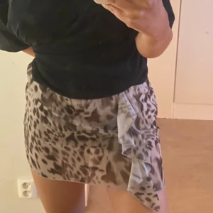 Leopardmönstrad kjol - Kort kjol i leopardmönster, väldigt fin men lite liten för mig så säljer därför den. 