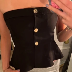Svart tubtopp med guldknappar - Super fin, nypris ca 375kr💖