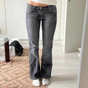 Jeans Gina med tryck - Snygga jeans från Gina tricot i gammal kollektion. Jag har vanligtvis W28/29 och är 175 cm. 
