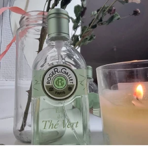 Eau de Thé Vert från Roger & Gallet - Fräsch och uppfriskande parfym för både kvinnor och män. Eau de Thé Vert har en citrusdoft med gröna och träiga inslag, kompletterad av vita blommor och en fräsch, kryddig ton. Perfekt för den som älskar en naturlig och livlig doft.