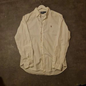 Vit skjorta från Polo Ralph Lauren -  vit skjorta från Polo Ralph Lauren i slim fit-modell. Helt ny knappt använt. Pris kan diskuteras 