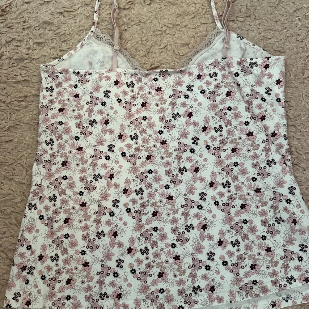 Floral pink cami top with lace details will fit M/L Kolla gärna på mina andra mina andra annonser . Yläosat.
