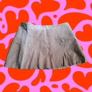 Beige läderkjol  - Säljer en beige äkta läderkjol från Gina. Verkar vara gammal och inte från Gina Tricot. En fläck på baksidan, se bild.