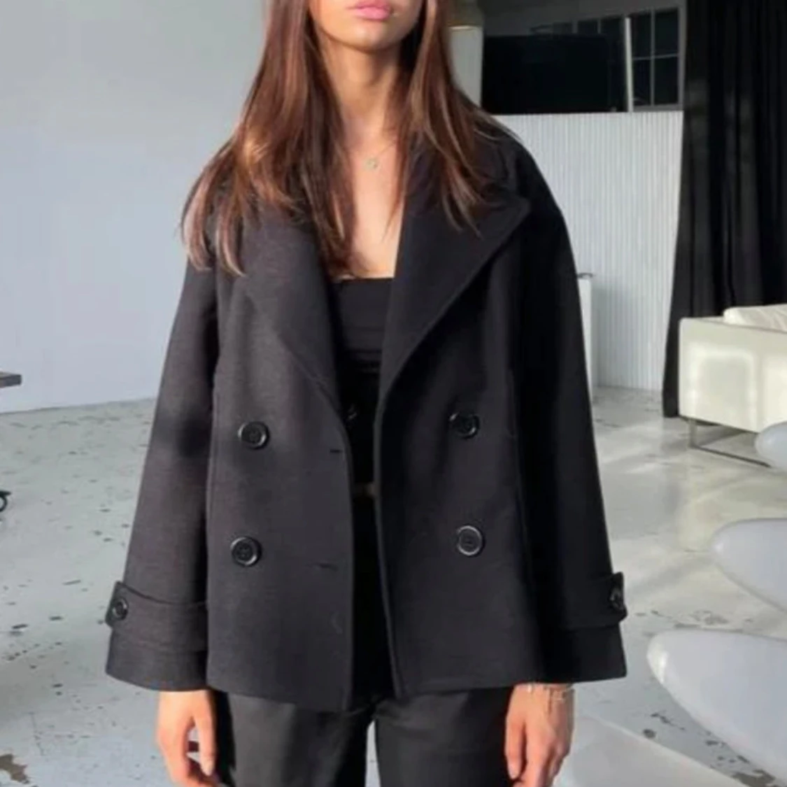 Svart kappa med knappar