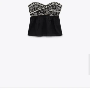 Svart bandou topp från Zara - Snygg svart axellös topp med pärlor från Zara! Skriv om ni undrar över ngt mer💓💓