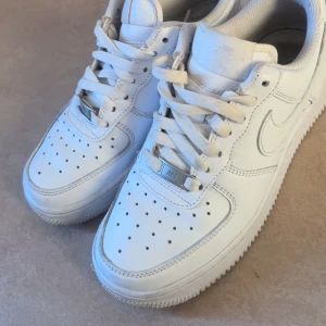 Nike Air Force 1 vita sneakers - Nike Air Force 1 sneakers. Storlek 37,5 Säljes på grund av för liten storlek. 