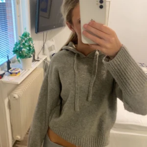 Grå stickad hoodie från Zara - Super snygg hoodie från zara, men den har tyvärr knappt kommit till användning.