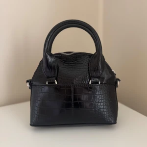 Svart väska Zara  - Jättefin svart väska ifrån Zara! 