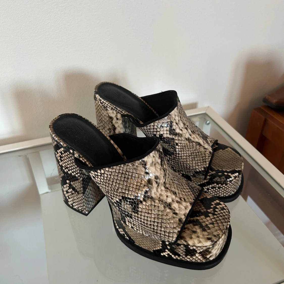 Ormskinnsmönstrade platåklackar H&M