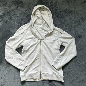 Grå zip up tröja från bread&boxers  - Snygg och skön tröja. Säljer pga den passar inte mig. Inte använd någon gång