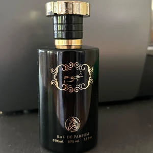 Al Fakhr Najoom parfym - För både kvinnor och män, luktar supergott och lyxigt. Använt cirka halva flaskan så de är ungefär 50 ml kvar. Förpackning medförs ej