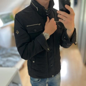 J.lindeberg Field Jacket - Mycket fint skick, inga defekter. Storlek M passar dig som är mellan 178-188cm. Nypris ca 4000kr. Modellen är 185 cm, 79 kg. Passar bra nu till sen sommar/höst. Skriv för mer information!🤝