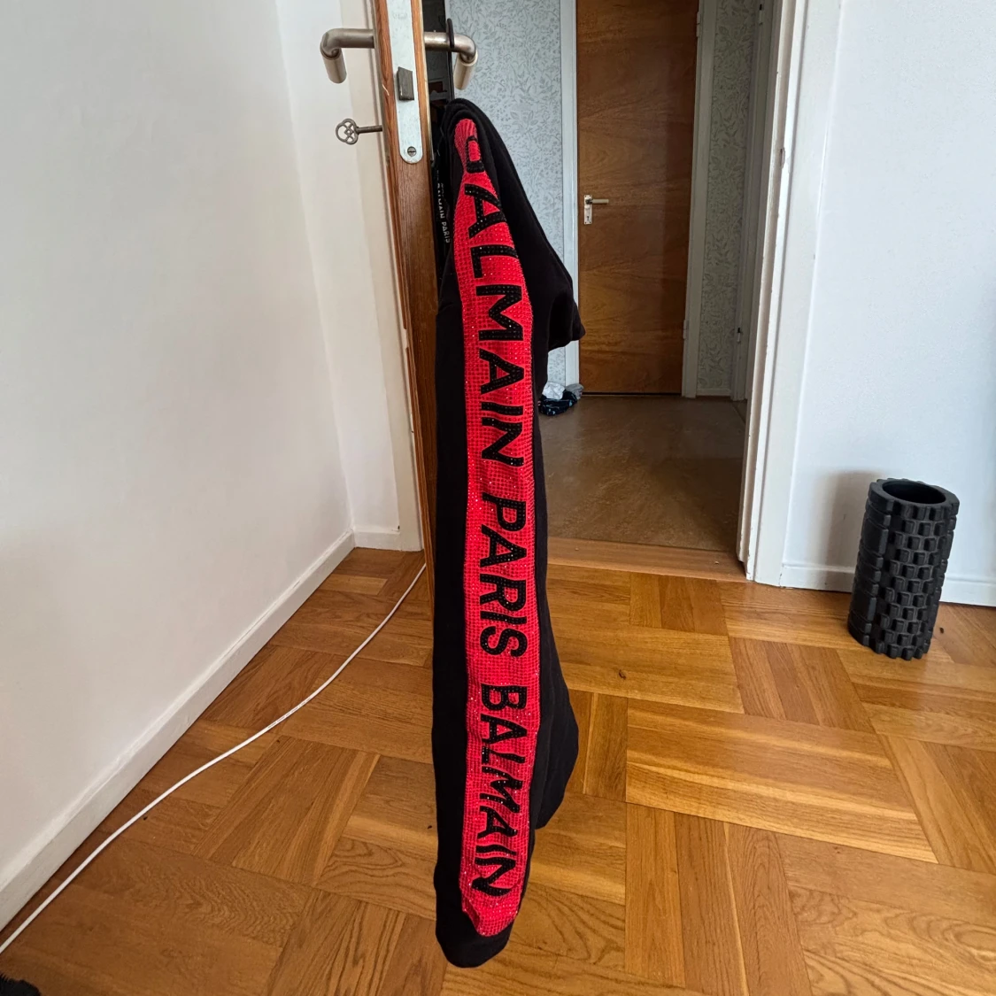 Svart och röd Balmain hoodie - 2