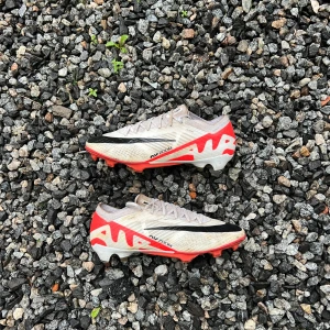 Nike Mercurial Vapor 41 - Nike mercurial vapor fotbollsskor i storlek 41. 7/10 i skick endast lite smutsiga inga flaws