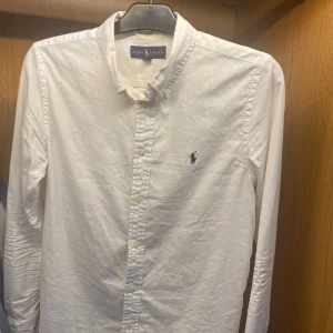 Ralph lauren skjorta Vit S - Hej, säljer en vit ralphlauren skjorta i storlek S. Skjortan säljs pågrund av att den blivit förliten, används några gånger. (Kan strykas innan ivägskick)