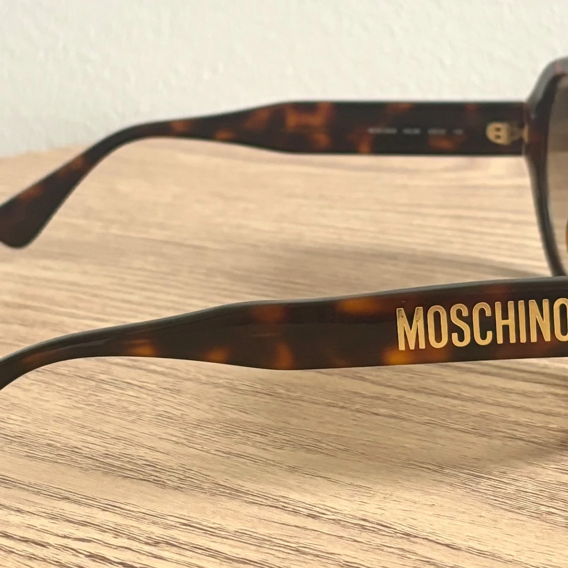 Bruna runda solglasögon från Moschino - 2