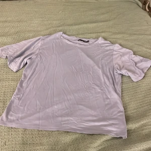 Ljuslila t-shirt från lager157 - Enkel och stilren ljuslila t-shirt från lager 157 med rund halsringning och korta ärmar. 