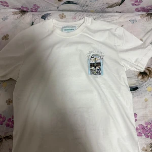 Casablanca t-shirt - En fin casablanca tshirt med snyggt tryck, bara  legat i garderoben och aldrig använt. Storlek S.  🌟Kan gå ner i pris vid snabb affär🌟Hör av er vid intresse eller frågor!!