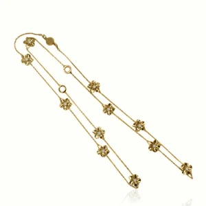 Guldigt halsband med blommor - Snyggt halsband i guld med dubbla kedjor och små blommor som detaljer längs hela halsbandet. Perfekt för dig som vill ha något unikt och trendigt som sticker ut lite extra.