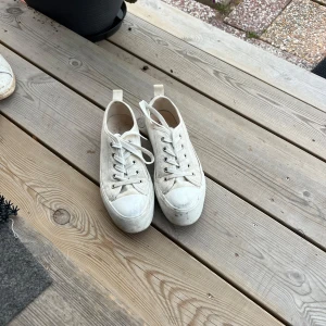 Vita sneakers från Attitude, storlek 38 - Klassiska vita sneakers från Attitude med platt sula och rund tå. Bör tvättas 