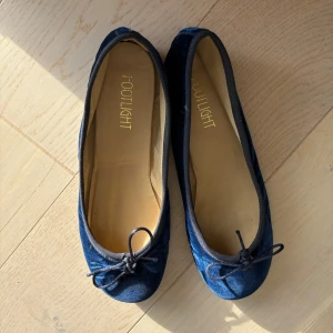 Mörkblå sammet ballerinaskor - Mörkblå ballerinaskor från Footlight i mjuk sammet med rund tå och rosett framtill. Storlek 38🩵💙
