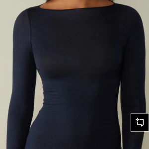 Mörkblå långärmad topp - En stilren mörkblå långärmad topp med rundad halsringning. Sitter tight mot kroppen och är tillverkad i ett mjukt, stretchigt material som känns skönt mot huden. Perfekt att styla med jeans eller kjol för en clean look. Tröjan har dok ett strörre hål och ett lite mindre. Skriv för mer bilder eller frågor.🩷
