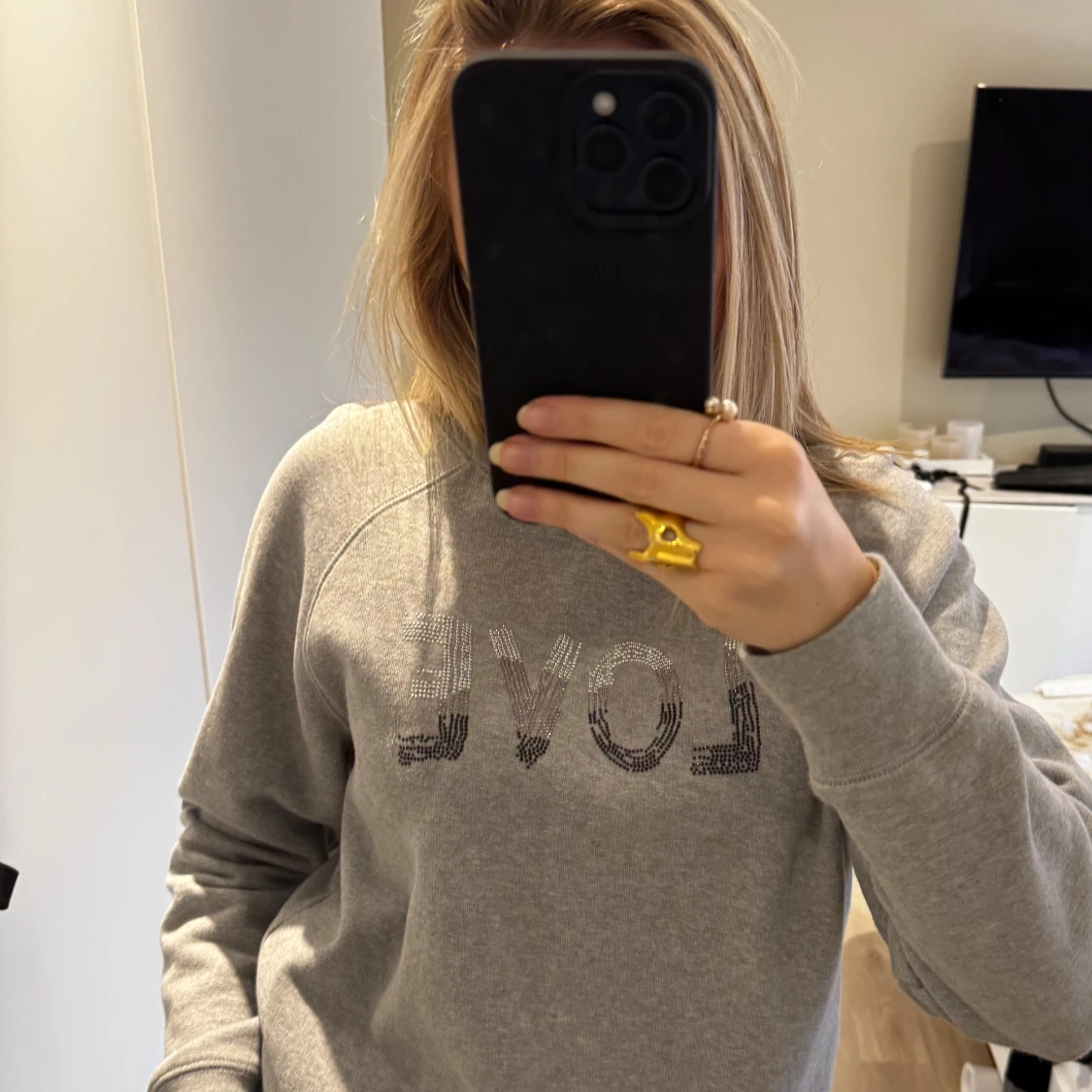 Grå sweatshirt med LOVE-tryck