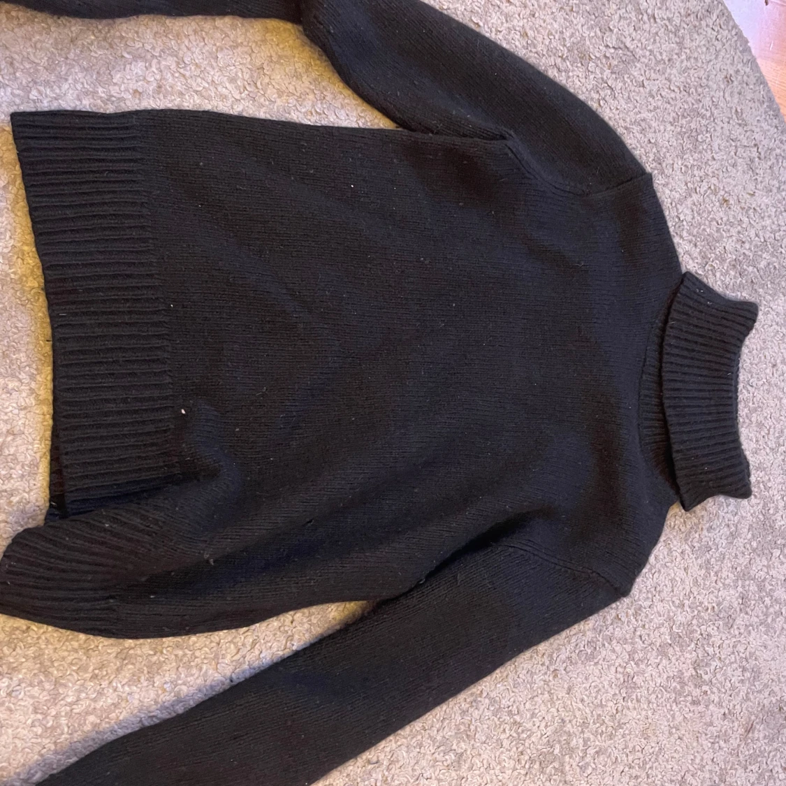 Svart stickad polotröja