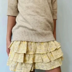 Gul volangkjol i linne  - Världens finaste kjol i linne tyg och i sommarens finaste färg😍, säljs inte längre så är väldigt eftertraktad!! Super snygg i jätte bra skick. Har resor bak i midjan så passar xs-s men storlek S🥰