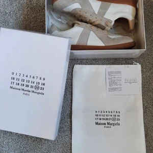 Maison Margiela Grå / Beige - 100% äkta - Helt äkta Maison Margielas i grått och beige. Originalbox, Dustbag + äkthetskort fås med. Skick: 10/10 | Pris: 2199 