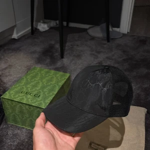 Gucci keps syntehetic black - Säljer nu min nästan helt oanvända Gucci keps, då jag inte behöver den och aldrig använder. 