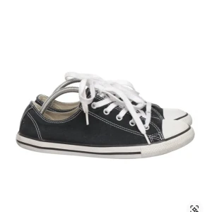 Svarta låga sneakers med vit tå - Svarta converse, strl 40 men små i storleken