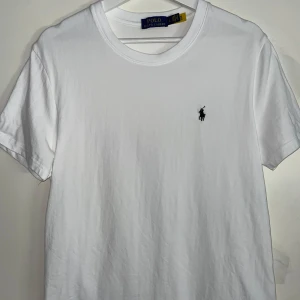 Vit t-shirt från Polo Ralph Lauren - Oanvänd säljer pga den inte satt som ja ville var helt enkelt lite för liten på vissa ställen. Finns 3 styckna.