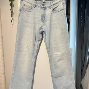 Ljusblå raka jeans från H&M - Snygga ljusblå jeans från H&M med fyra fickor och 1 liten. Dessa är straight jeans använt de fåtal gånger
