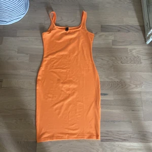 Neon orange klänning - Neon orange klänning från SHEIN i stl S, aldrig använd.