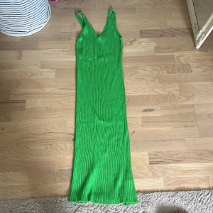 Grön ribbad klänning  - Grön ribbad klänning från H&M i stl M men är stor i storleken så är nog mer L. Aldrig använd då den tyvärr är för stor för mig