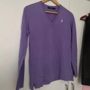 Lila Polo Ralph Lauren tröja💜 - Lila skön polo tröja med v-ringning. Tröjan är i mjuk bomull och har en normal passform. Som ny, använd fåtal gånger💜