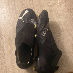 Svarta Puma Future fotbollsskor - Säljer dessa eftersom jag har köpt nya, dom är inte så slitna men dom funkar perfekt för dom som inte spelar i en klubb och vill ha billiga skor. 