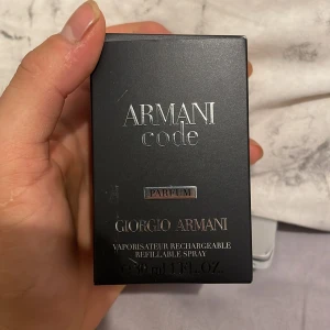 Armani Code Parfum 30ml - Armani code eau de parfume 30 ml ungefär 25 ml är kvar, andvänder inte den för jag har många andra. Ordinariepris: 700 kr mitt pris: 449 kr skriv till mig vid frågor och funderingar 