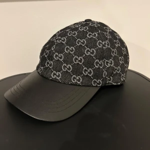 Gucci keps  - Säljer en unik Gucci keps till ett mycket bra pris! Bra skick inga skador eller annat! Storlek M. Priset kan sänkas vid snabb affär! Skriv för mer info och intresse ! 