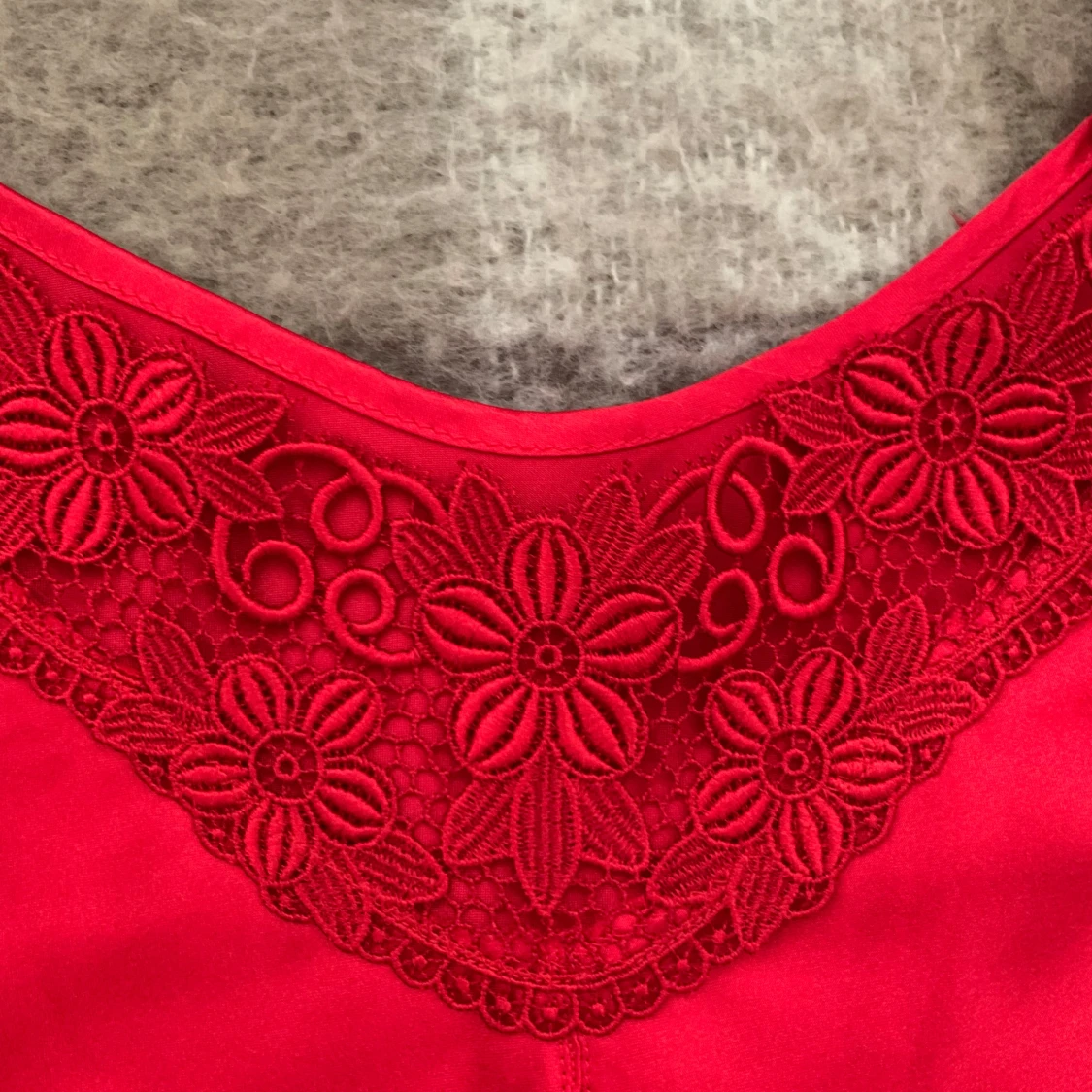 Röd satin linnetopp med spets - 1