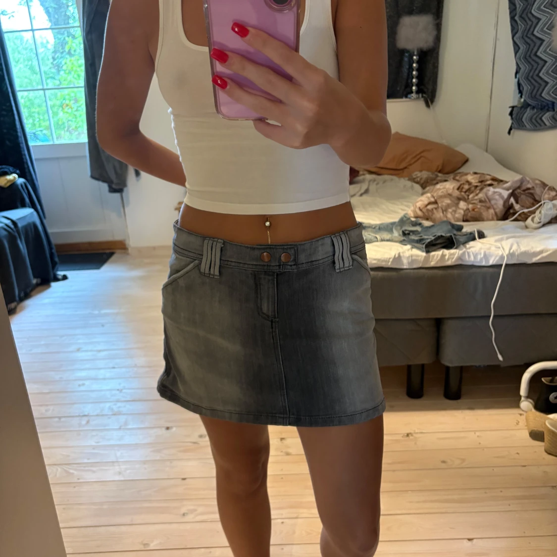 Grå jeanskjol med fickor och nitar