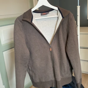 Hel zip brun morris hoodie  - Riktig fet zip hoodie, väldigt unik färg som gör att hoodien kan göra dina outfits 100 gånger snyggare. Storlek m men passar även s. Zip hoodien säljs inte längre.
