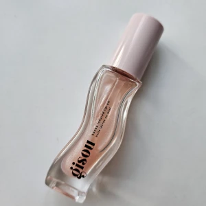 Gisou honey infused lip oil - Gisou honey infused lip oil, köpt på sephora🩷 mer än halva kvar. Rengörs självklart noga innan den skickas! Superfin glittrig ljusrosa