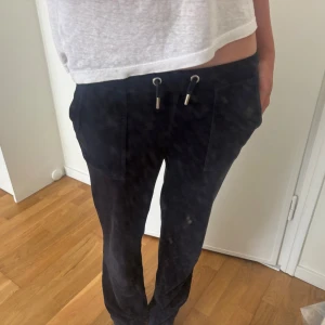 Mörkblå juicy byxor! - Säljer mina juciy couture byxor, använda men i fint skick! - Materialet är lika mjukt som nyskick❣️lite korta för mig som är 165! Vill bli av med dem där av priset!