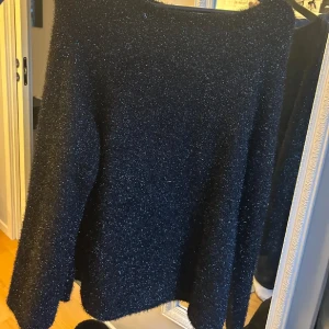 Svart glittrig stickad tröja - Superfin tröja som endast kommit till användning en gång. Passar s/m.