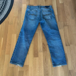 Nudie jeans straight - Säljer mina nudie jeans. Modellen är steddy Eddy 2. Storlek 30/30. Jag köpte dem I nudie butiken i Östermalm ca 1,5 år sedan. Slitningarna är lagade i nudie repair shop. Ställ frågor om ni har (: