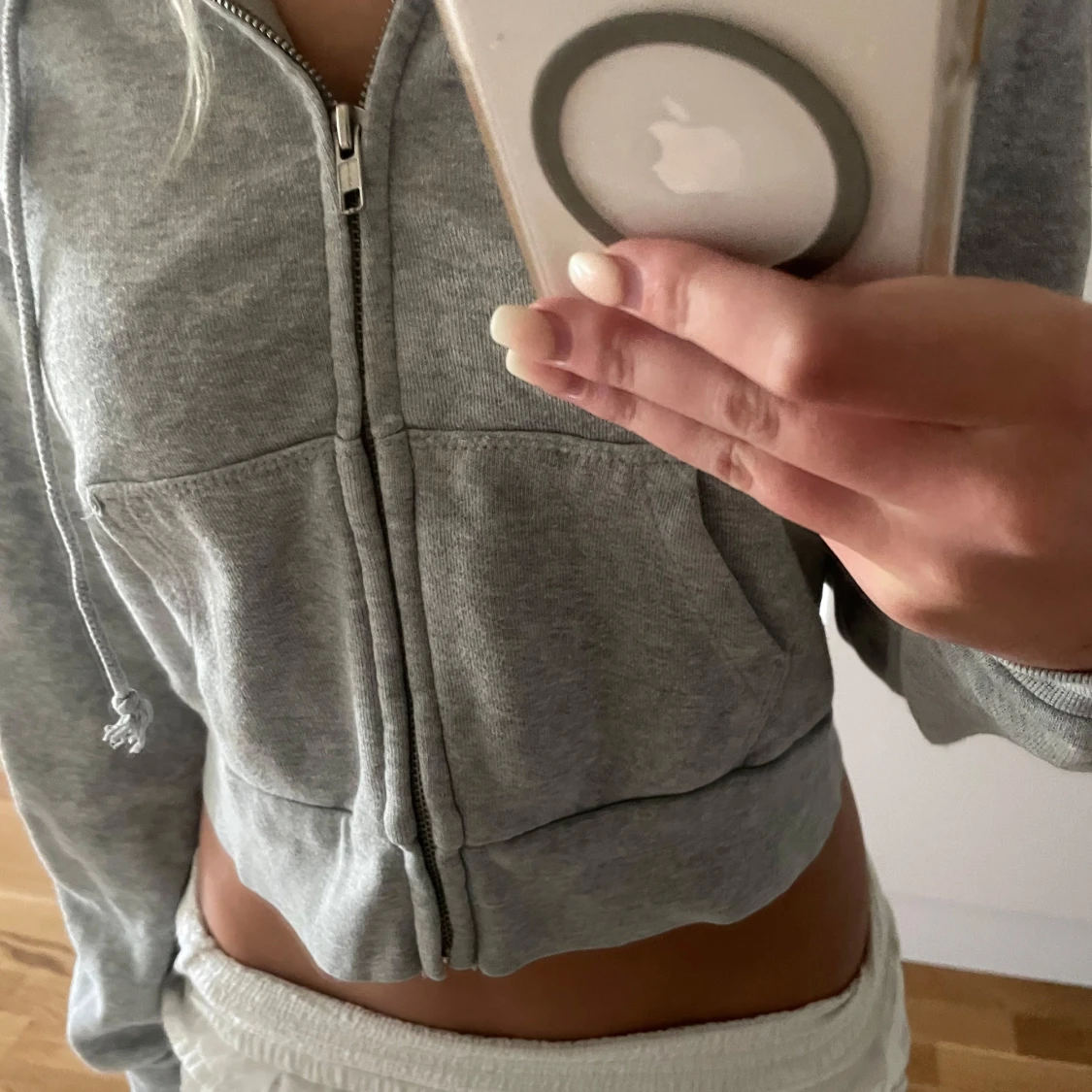 Grå croppad ziphoodie från Brandy Melville - 1