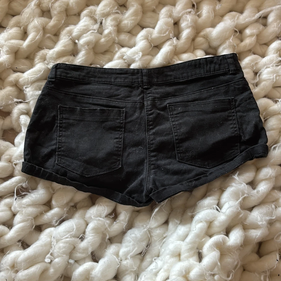 Svarta shorts med broderi - 1